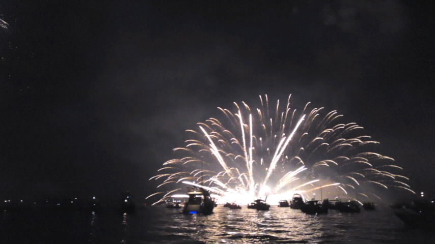 平成28年8月11日 宮島水中花火大会に納涼船で 打上げと水中から飛び出す花火を体感した感動は心に 広島県呉市仁方 大型底引き観光遊漁船 釣船 第2光亮丸 食事付き 平成28年8月11日 宮島水中花火大会に納涼船で 打上げと水中から飛び出す花火を体感した感動は心に 広島県呉市仁方 大型底引き観光遊漁船 釣船 第2光亮丸 食事付き