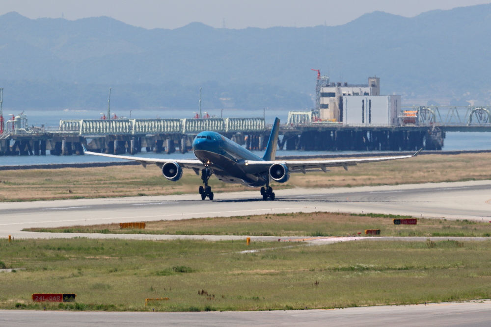 初夏の関西国際空港 その5 ベトナム航空 A330-200の離陸_e0204891_20103538.jpg