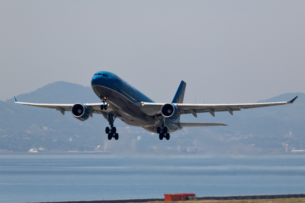 初夏の関西国際空港 その5 ベトナム航空 A330-200の離陸_e0204891_20104597.jpg