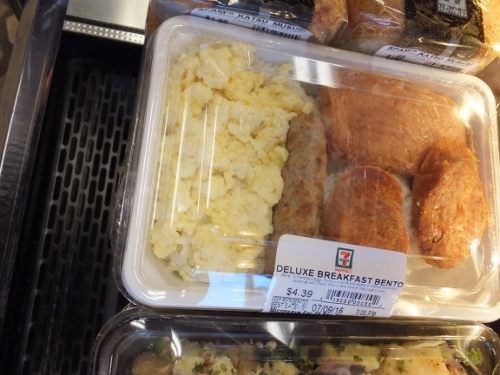 2016年7月ハワイ セブンイレブンの朝ごはんの品ぞろえ 猫と 旅する猫用カメラ