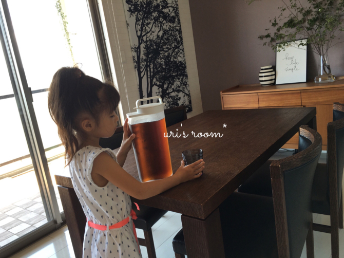 新しい麦茶ピッチャーの使い心地。それと息子の足首…それはお洒落?_a0341288_01160219.jpg