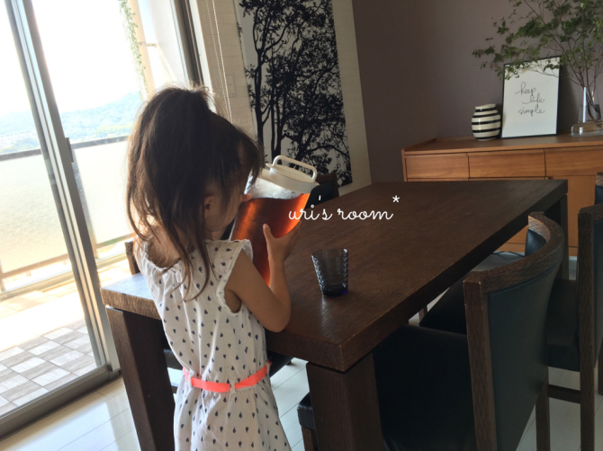 新しい麦茶ピッチャーの使い心地。それと息子の足首…それはお洒落?_a0341288_01160316.jpg