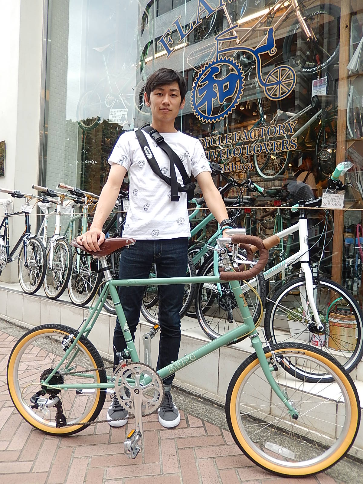 8月14日　渋谷　原宿　の自転車屋　FLAME bike前です_e0188759_1930324.jpg