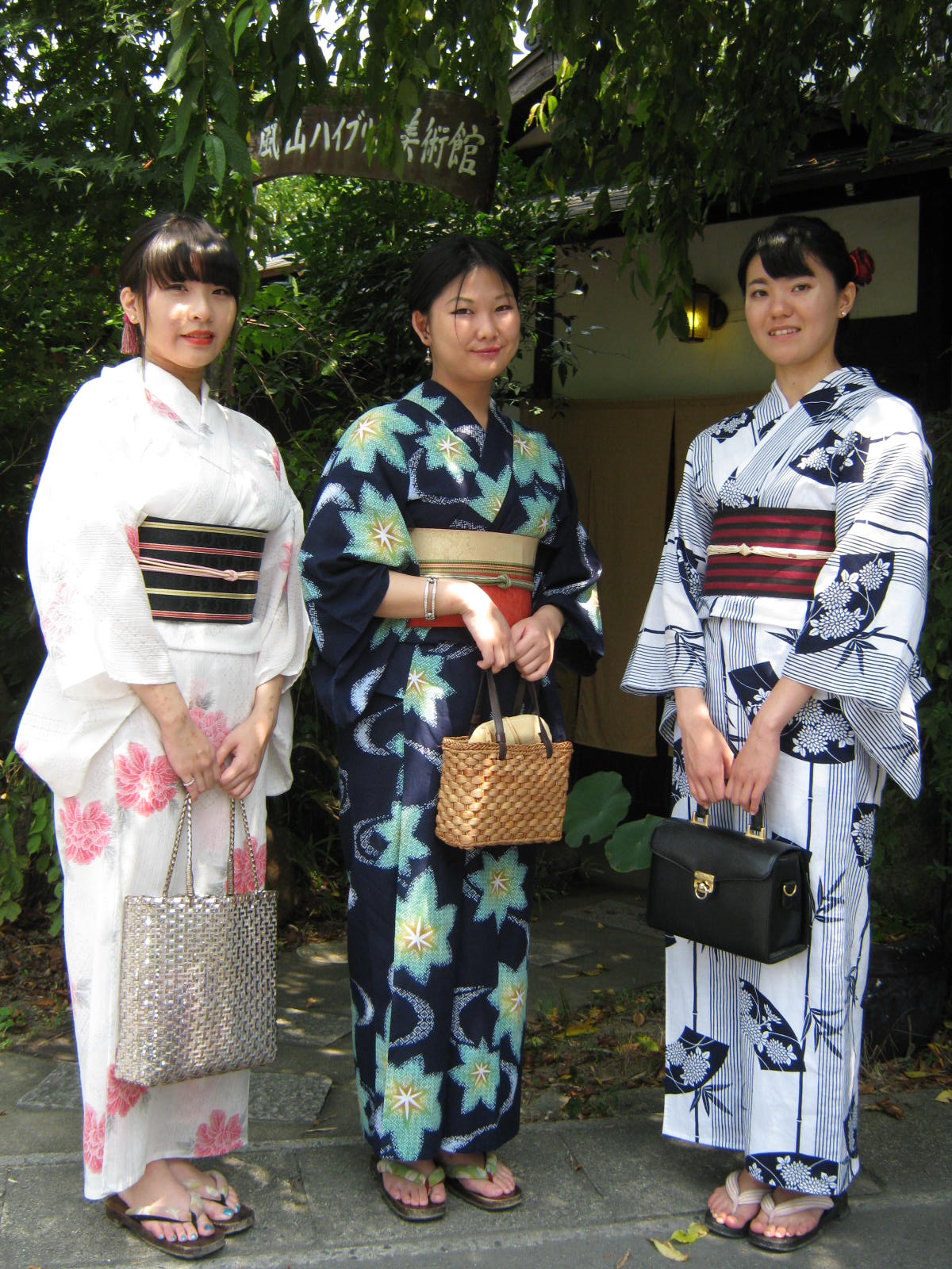 暑い嵐山です 紺色 白 スッキリ浴衣がきれい 京都嵐山 着物レンタル 遊月 徒然日記 暑い嵐山です 紺色 白 スッキリ浴衣がきれい 京都嵐山 着物レンタル 遊月 徒然日記