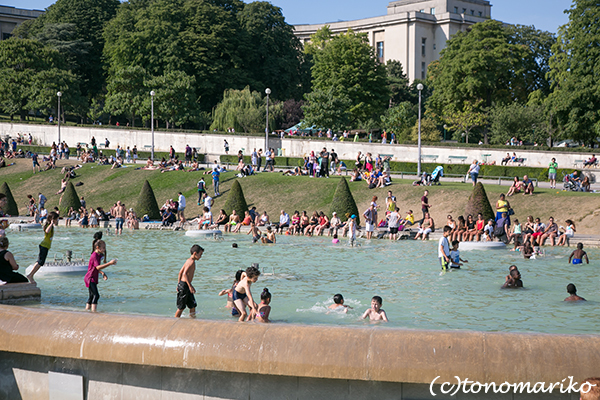 パリの噴水広場は「勝手に市民プール」♪_c0024345_19312732.jpg