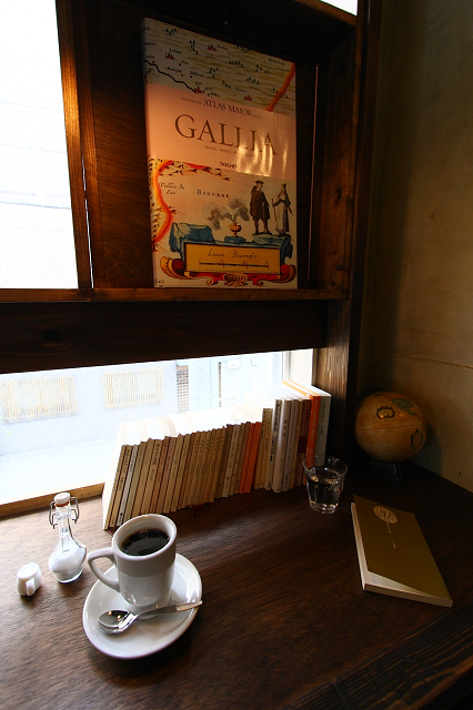 京都のコーヒー専門店⑦ －月と六ペンス－ _b0169330_170229.jpg