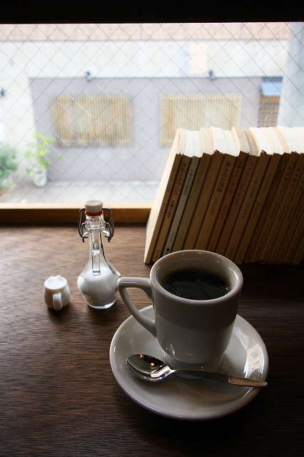 京都のコーヒー専門店⑦ －月と六ペンス－ _b0169330_170482.jpg