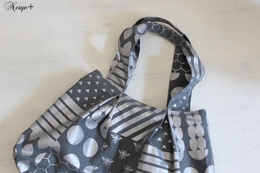 kokka-fabric公開レシピ:echinoシルバーメタリック柄でタックトート♪_f0023333_12375701.jpg