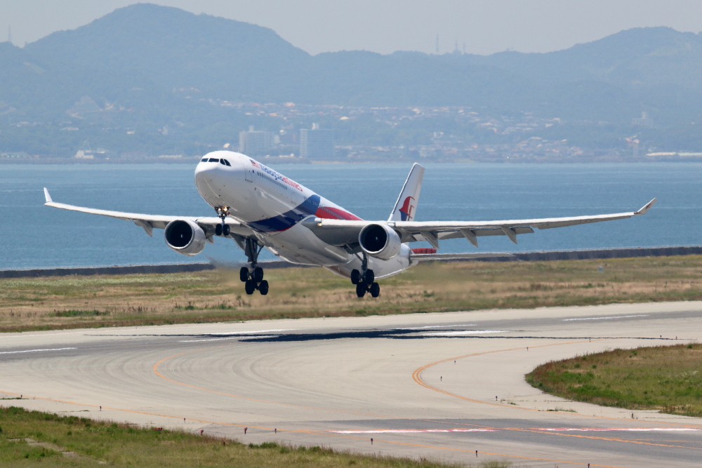 初夏の関西国際空港 その8 マレーシア航空 A330-300の離陸_e0204891_173996.jpg