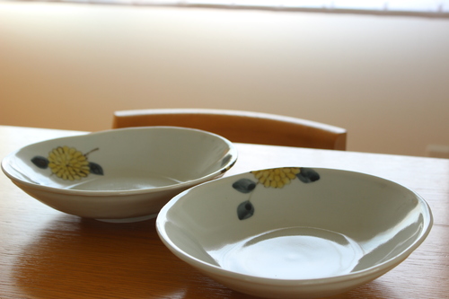 徳永遊心さんの器(色絵菊) : ++器と料理のテーブル手帖++ 徳永遊心さんの器(色絵菊) : ++器と料理のテーブル手帖++