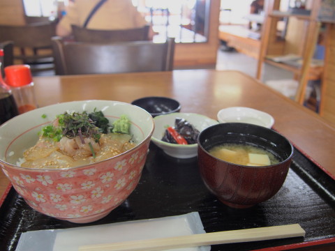 ヒラメのヅケ丼:ドライブイン汐風(鯵ケ沢町)_b0147224_2332125.jpg