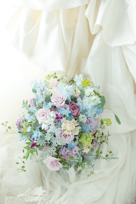 クラッチブーケ シェ松尾青山サロン様へ 水色と紫 夏の花のこぼれるブーケ 一会 ウエディングの花