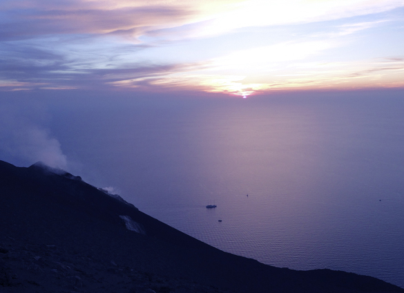 ストロンボリ島5. 汗と涙の火の山登山 〜 これが地中海の灯台だ! 〜_f0205783_22404707.jpg