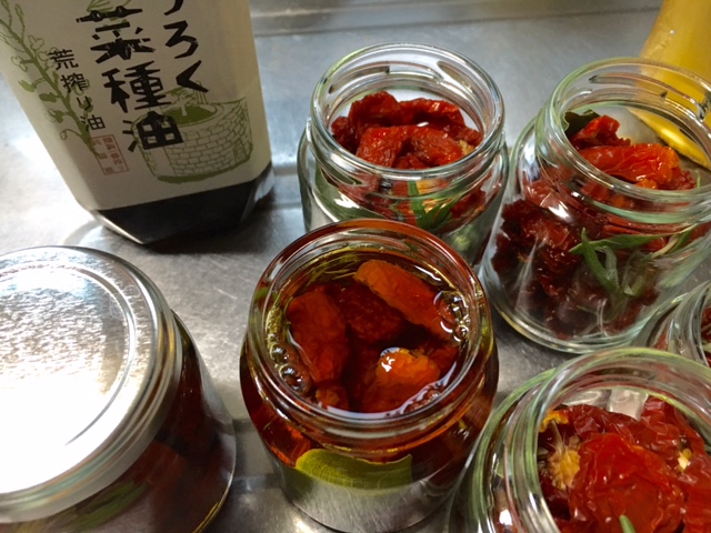 「セミドライトマトのオイル漬け ①」_a0120513_20223871.jpg