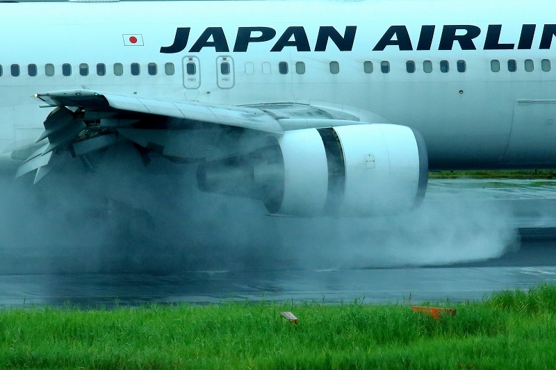 雨の滑走路で水しぶきを派手に飛ばす飛行機の車輪を狙いました 羽田空港第1ターミナル 旅プラスの日記 雨の滑走路で水しぶきを派手に飛ばす飛行機の車輪を狙いました 羽田空港第1ターミナル 旅プラスの日記