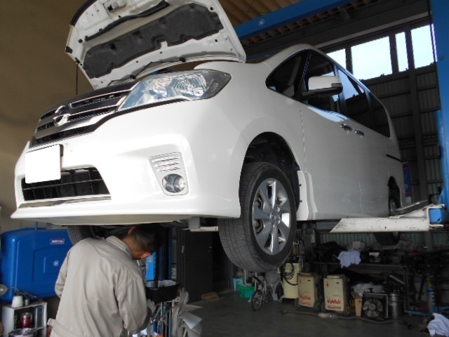 セレナ、デュアリス車検整備中(´・ω・)ノ_c0213517_11044759.jpg
