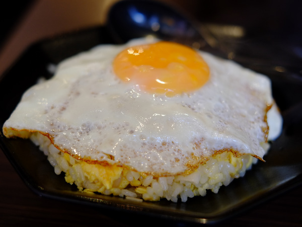 「池袋 釜炊きとんこつラーメン GATTONの焦がしにんにく黒とんこつ」_a0000029_21152253.jpg