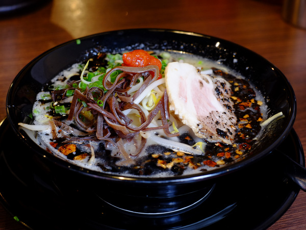 「池袋 釜炊きとんこつラーメン GATTONの焦がしにんにく黒とんこつ」_a0000029_2194228.jpg