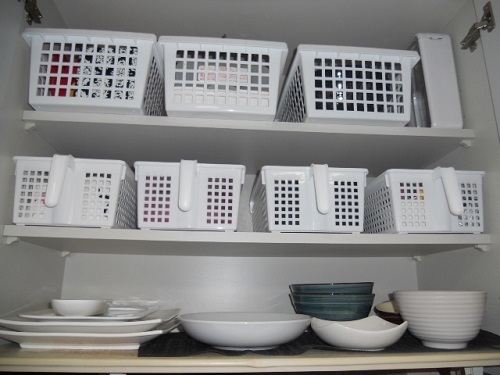 ダイソーのディッシュラックで吊り戸棚の食器収納量をアップ ほぼ100均で片付け収納に挑戦