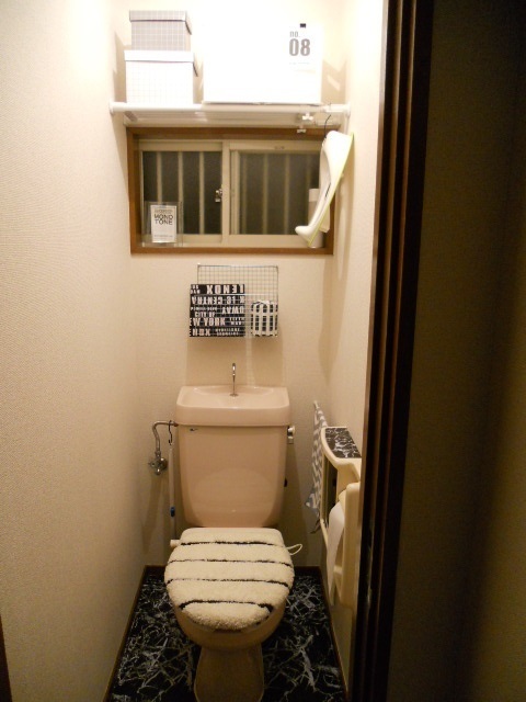 築２３年の狭くて古いトイレをニトリ＆１００均でモノトーン化②_f0372377_12255267.jpg