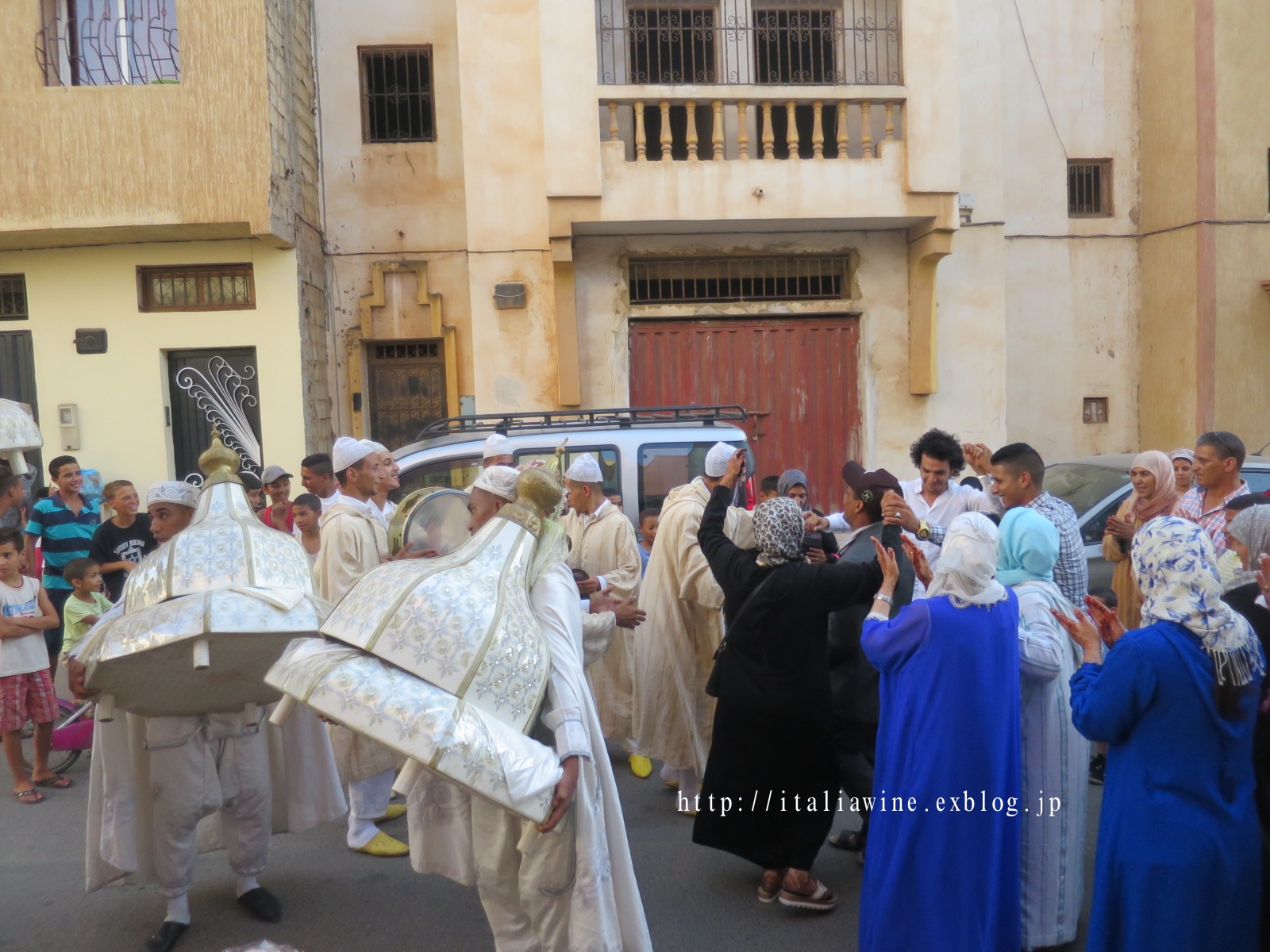 結婚式の前日に行なう婚約式 in モロッコ_d0219019_9575125.jpg