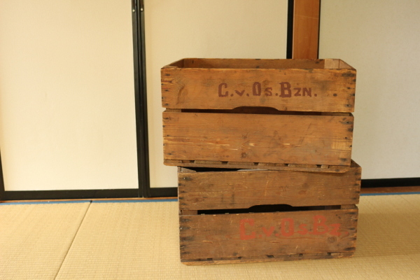 古い木箱で息子の荷物置き場を再編成_f0354014_21115017.jpg
