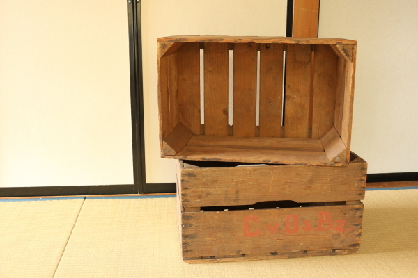 古い木箱で息子の荷物置き場を再編成_f0354014_21120383.jpg