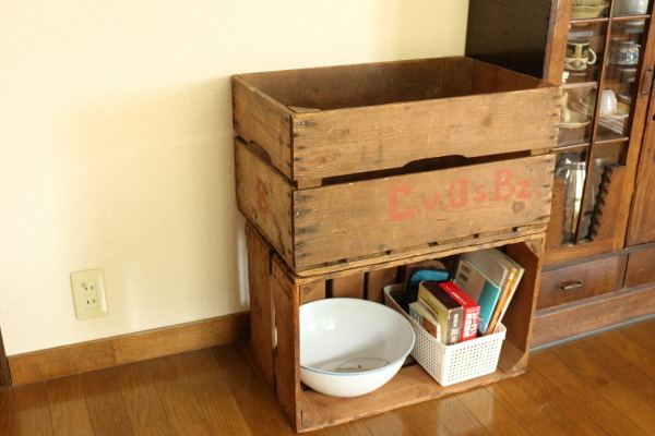 古い木箱で息子の荷物置き場を再編成_f0354014_21123903.jpg
