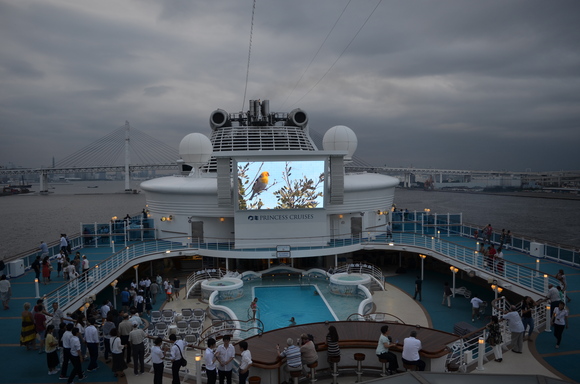 初日。横浜大さん橋チェックイン！そして、にぎやかな出港でした。：2016年ダイヤモンドプリンセス乗船記1_f0054556_14273442.jpg