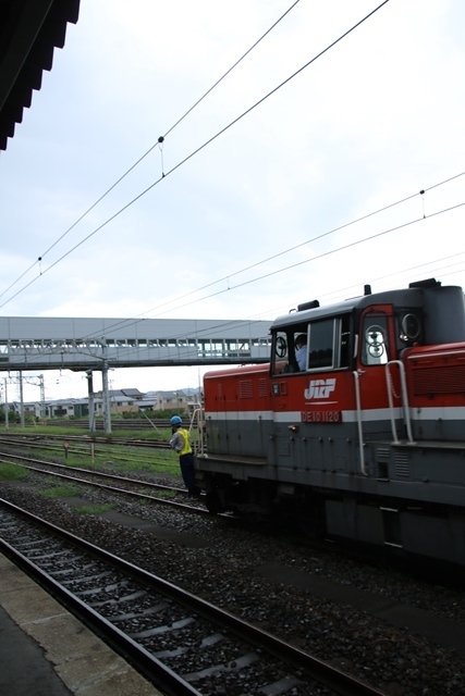 石巻線の貨物列車小牛田駅_d0181492_21195717.jpg