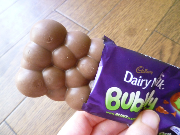 【Cadbury】Dairy Milk Bubbly with MINT_c0152767_21253721.jpg
