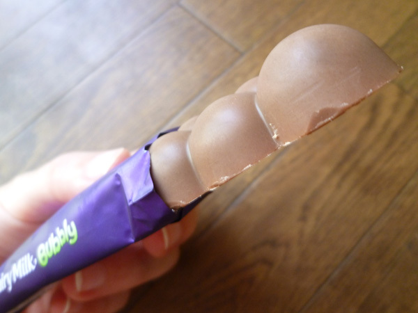 【Cadbury】Dairy Milk Bubbly with MINT_c0152767_21274158.jpg