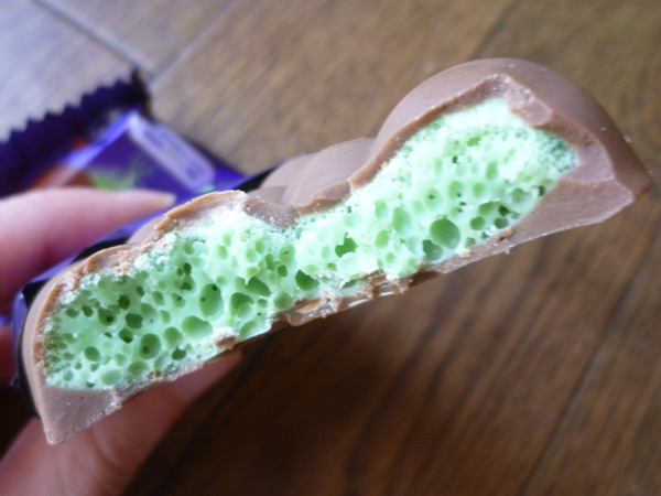 【Cadbury】Dairy Milk Bubbly with MINT_c0152767_21280731.jpg