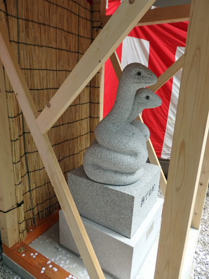 「撫で白蛇」石像を建立_d0262605_15154935.jpg