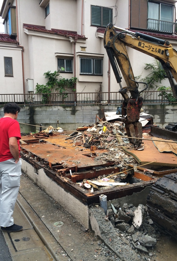 三角地に建つ家 解体工事が始まりました 実方工務店 リテック新小岩 店長の施工blog 三角地に建つ家 解体工事が始まりました 実方工務店 リテック新小岩 店長の施工blog