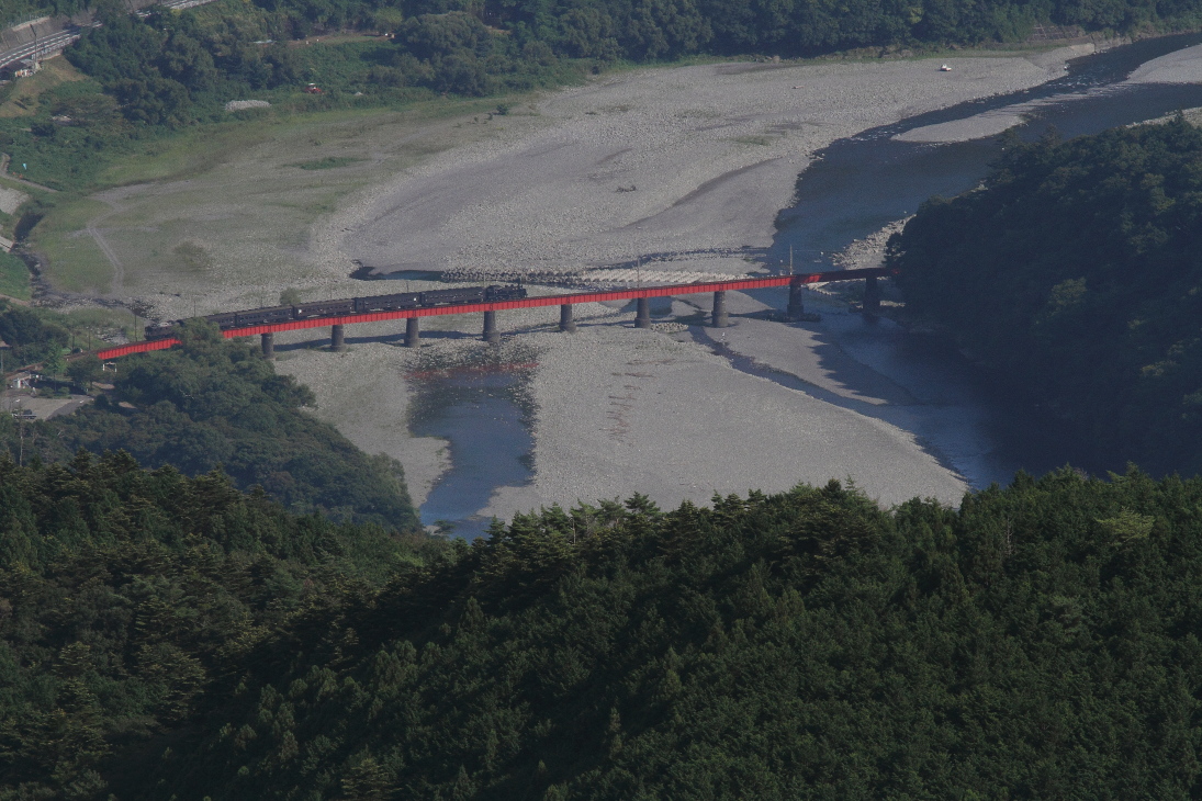 夏の午後の日射しの下で大井川を渡る - 2016年夏・大井川 - _b0190710_15322378.jpg