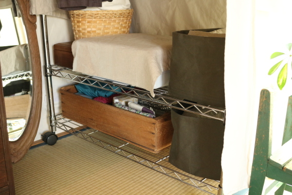 古い木箱で息子の荷物置き場を再編成_f0354014_21074178.jpg