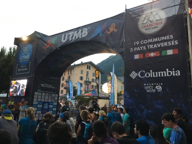 UTMB２０１６　出発から受付（選手登録）まで_c0337813_23500102.jpg