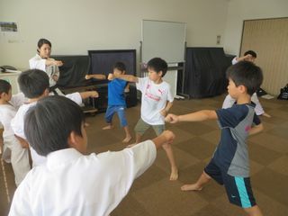 日曜空手 屯田教室 今日も新しい仲間が入会してくれました!_c0118332_14565505.jpg