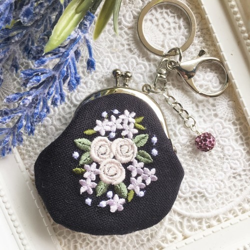 ミニバラブーケ刺繍のアクセサリー用がま口キーホルダー_a0046748_10512166.jpg