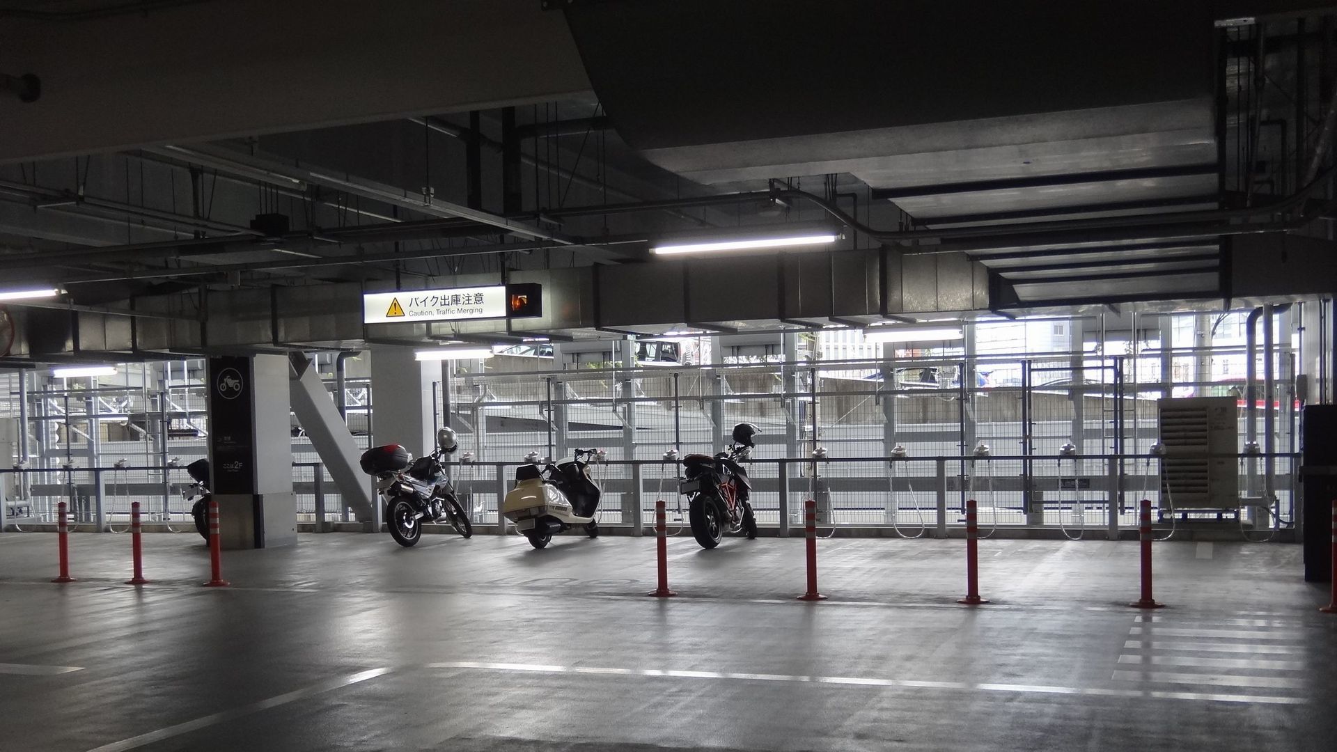 名古屋駅のそば、JPﾀﾜｰにある二輪車駐車場がｲｲ_f0004270_20564771.jpg