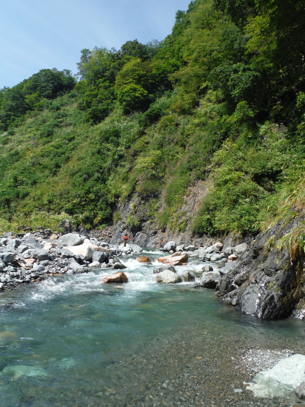 キャンプ・水の碧い渓で２日間釣りをする_b0172805_1023440.jpg