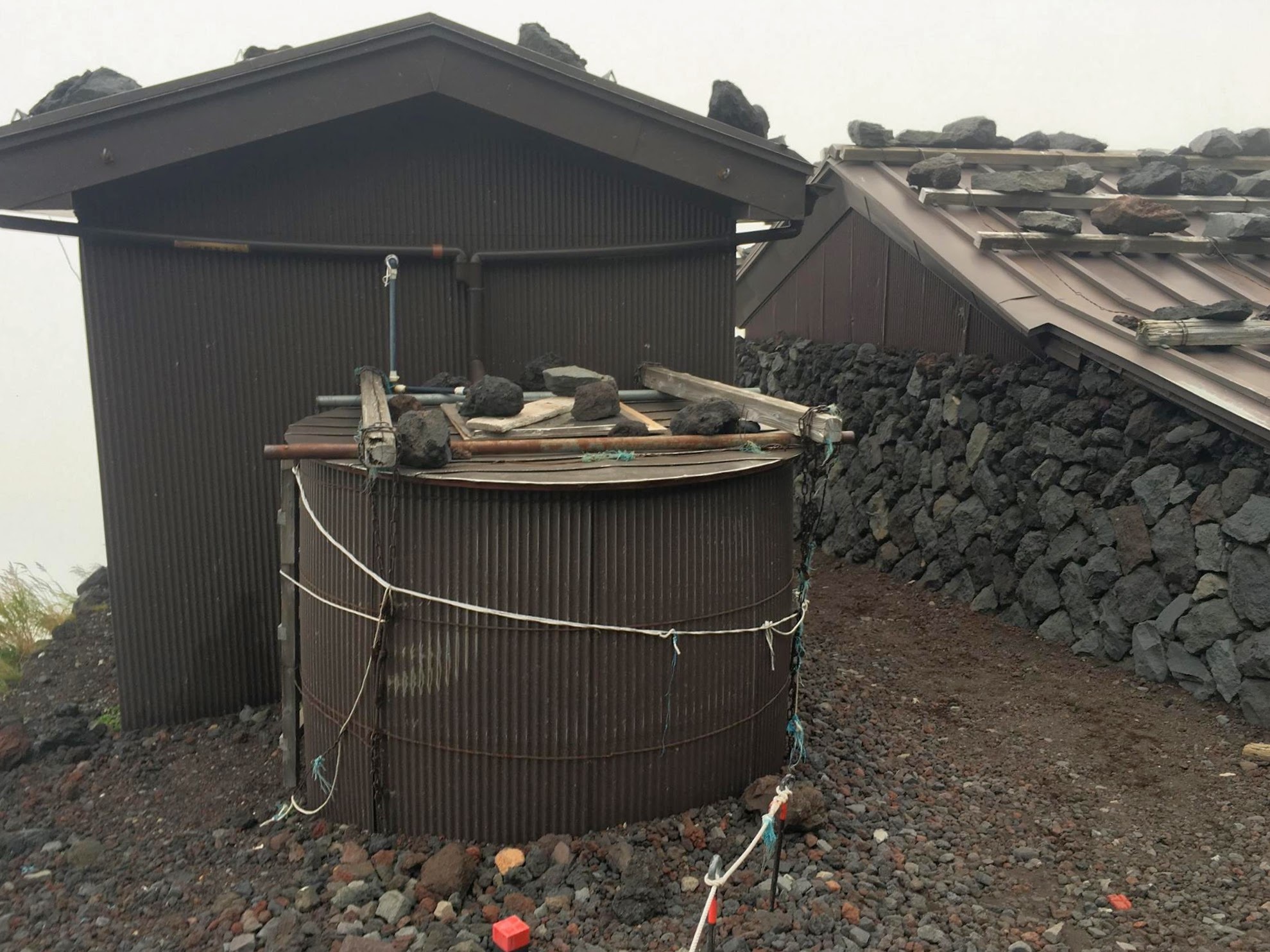 富士山の雨水タンク ふたたび_d0004728_06223551.jpg