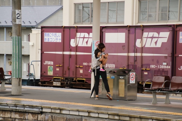 藤田八束の鉄道写真＠貨物列車は元気いっぱい、リゾート列車は楽しさいっぱい、路面電車は子供達でとっても賑やか_d0181492_22064056.jpg