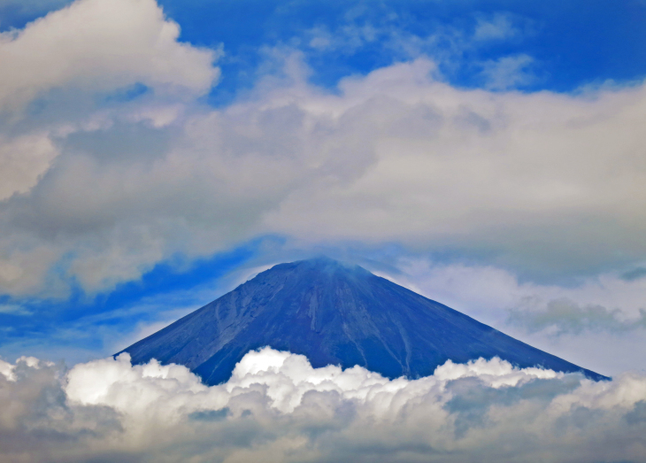 雲間の富士山_b0083801_01065355.jpg
