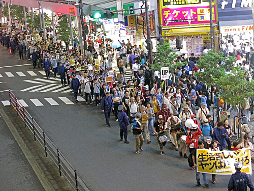  「心のテント」は続いていく　新宿西口意思表示　貧困叩きに抗議するデモ_a0188487_1331993.jpg