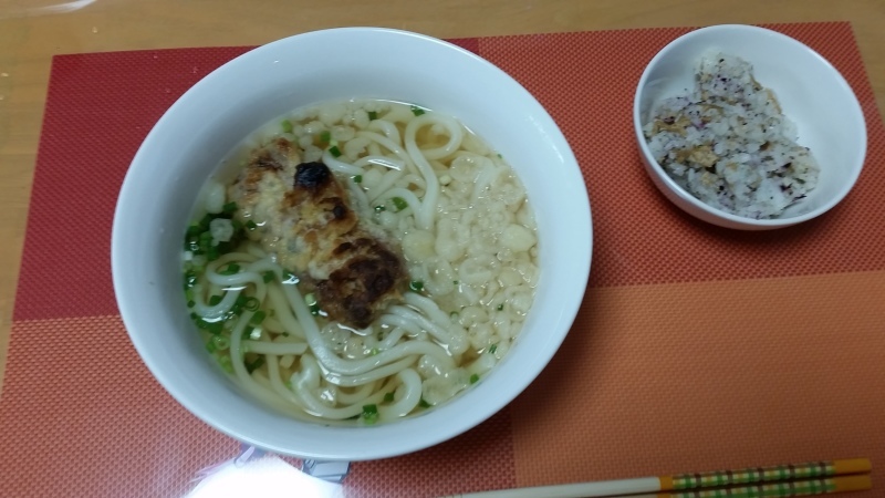 あじさい荘夕食　関西風うどん　混ぜご飯_c0357519_05471462.jpg