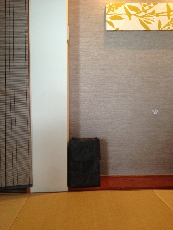 和室の新しいゴミ箱、ついに手をつけた子供部屋壁紙。_f0370138_10100347.jpg