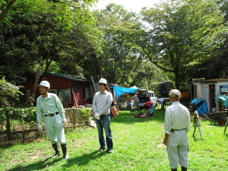 機械作業小屋つくりに専念・・・孝子の森_c0108460_20421451.jpg