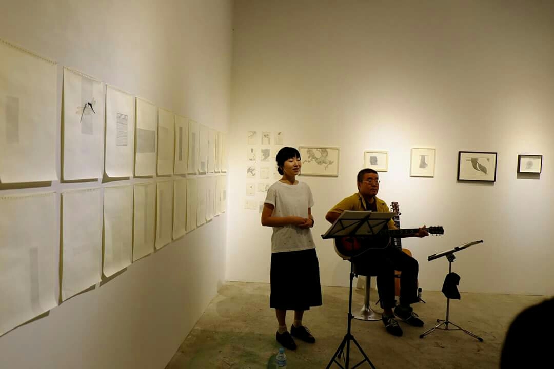 個展でミニライブ_e0239118_10351352.jpg